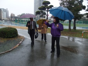 スタッフも雨の中、道案内