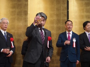 乾杯の挨拶は湯浅新島学園理事長（２）